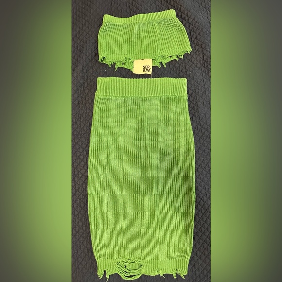 Strapless dress. Can be worn as a two piece or it can be attached in the back - Picture 2 of 3